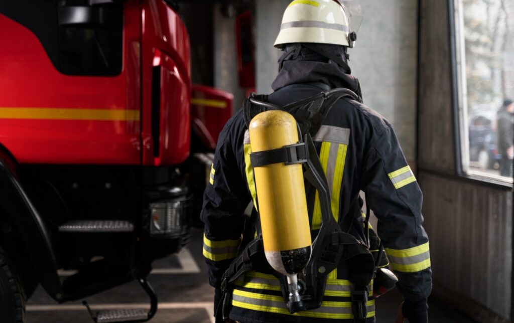 Walka z płomieniami: 7 zastępów straży pożarnej interweniuje przy pożarze stodoły